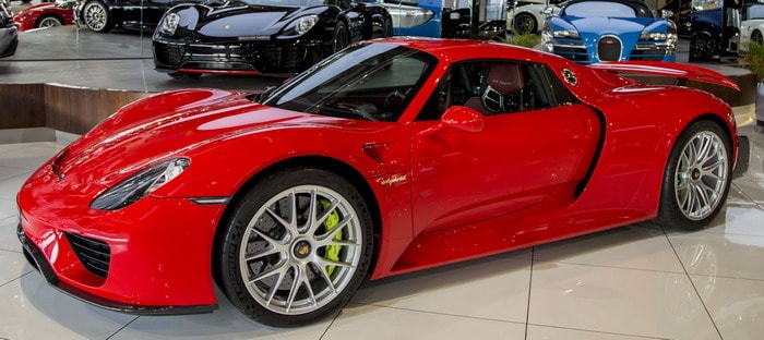 بورشه 918 سبايدر بباقة Weissach الحمراء تتألق في دبي