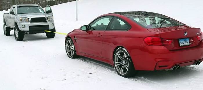 فيديو : BMW M4 وتويوتا تاكوما في تحدي شد الحبل علي الجليد