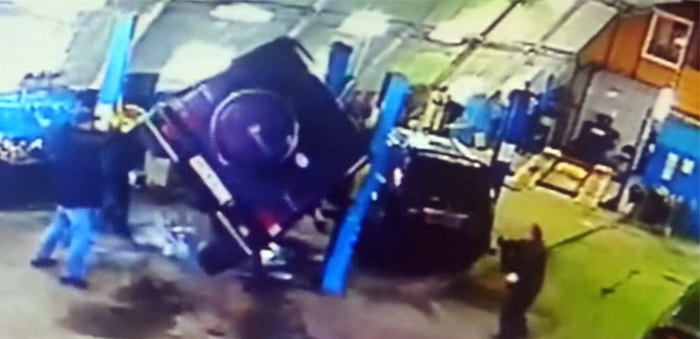 فيديو : مرسيدس G-Wagen تسقط بعنف من فوق رافعة خلال عملية تصليح