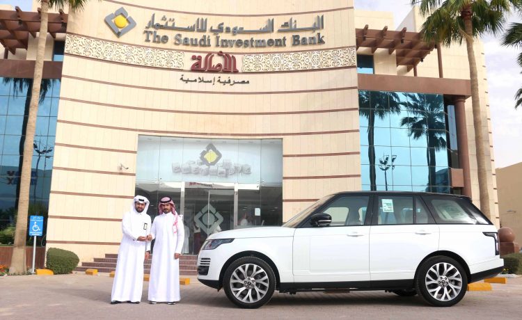 13 سيارة فاخرة تتضمن رانج روفر يسلمها أحد البنوك لعملائه