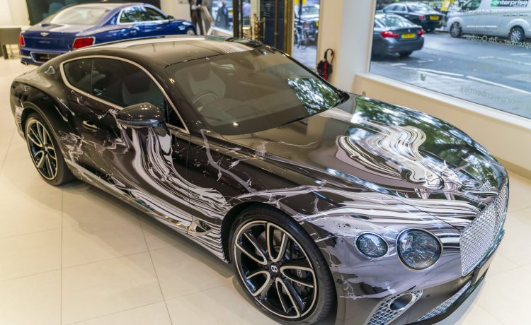 بنتلي كونتيننتال GT تتحول للوحة فنية تنبض بالحركة والحيوية