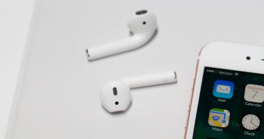 إيه الفرق؟.. أبرز الاختلافات بين Apple AirPods وGoogle Pixel Buds A Series