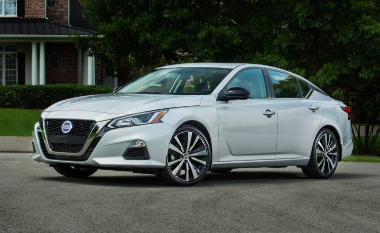 نيسان تتوج بجائزة أفضل سيدان عائلية والاسهام في رياضة السيارات بالمملكة