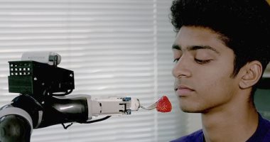 روبوت شيف يتذوق الطعام للتحقق مما إذا كان مالحًا بدرجة كافية