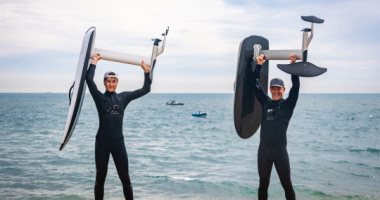 أب و ابنه يسجلان رقمًا قياسيًا عالميًا فى عبور بحر المانش على لوحات eFoil عالية التقنية