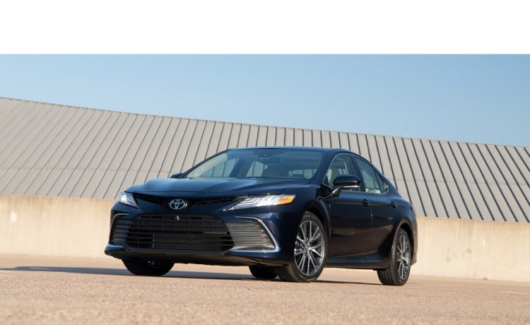 مراجعة تويوتا كامري 2021: المواصفات والمميزات والعيوب والأسعار