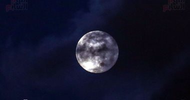 هذا الرقم من الصخور الفضائية يضرب القمر كل عام