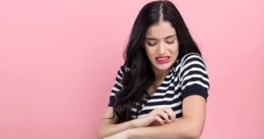 جلد إلكترونى يولد نبضات تشبه الأعصاب وتخاطب الدماغ