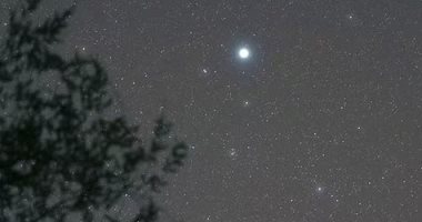 نجم يضىء على بعد 150 تريليون ميل من الأرض كنقطة زرقاء طوال هذا الشهر