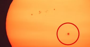 العلماء يرصدون نقطة عملاقة تظهر على الشمس.. اعرف التفاصيل