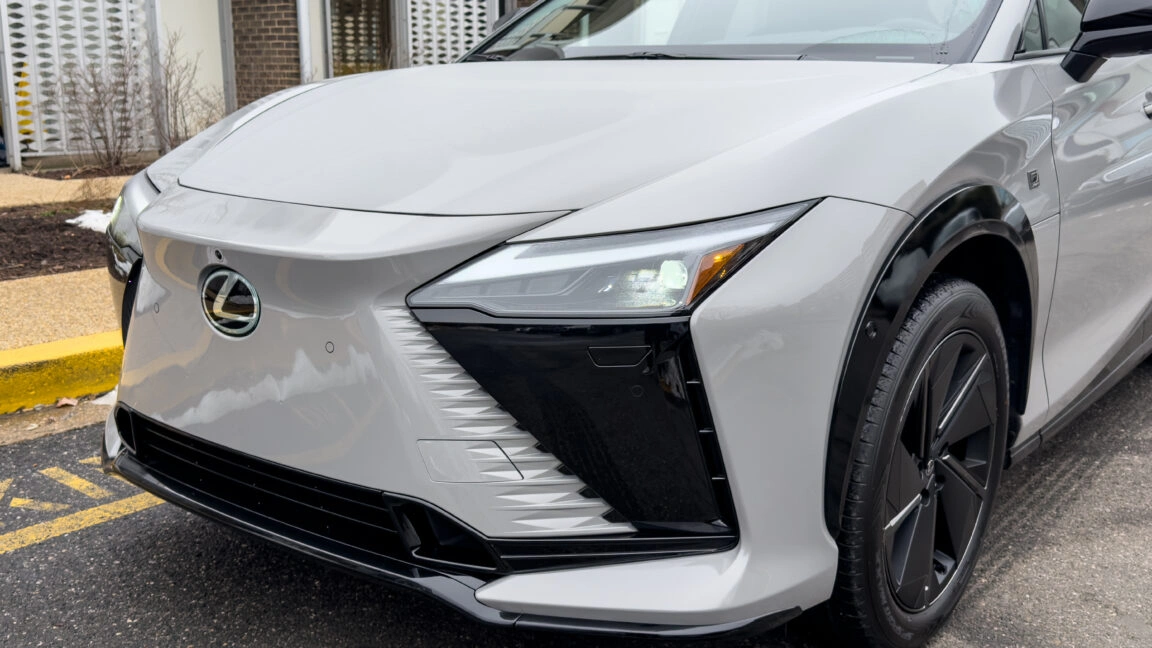 مراجعة سيارة Lexus RZ 550e لعام 2026: مزيج فريد بين الفخامة والحنين الميكانيكي