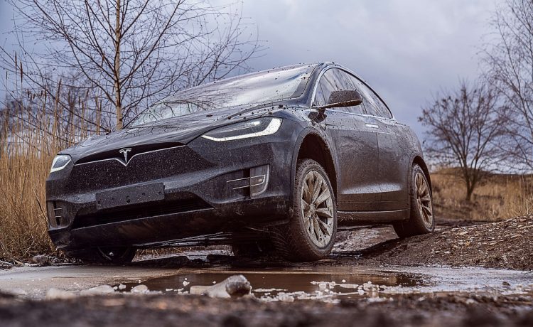 بالفيديو: هل تستطيع تيسلا موديل X مجابهة الطرق الوعرة ؟