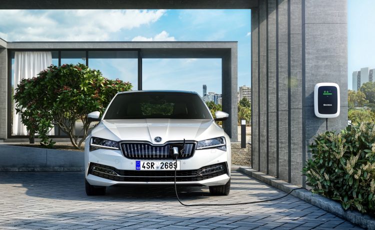 سكودا سوبيرب iV 2020 . . سيارة هايبرد بمدى تنقل كهربائي 55 كم