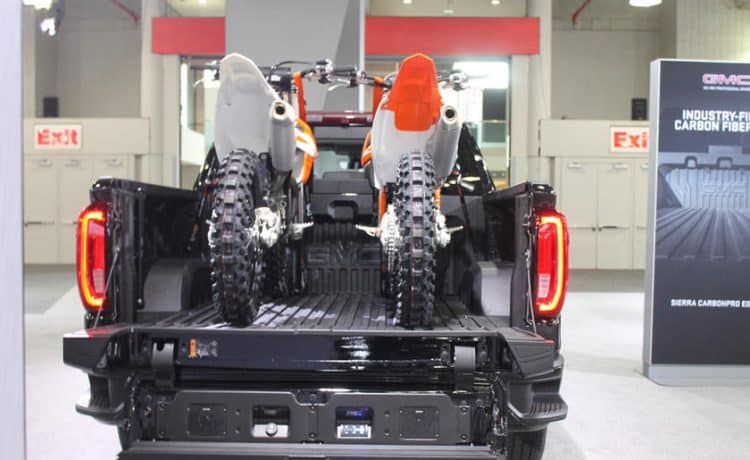 GMC تختبر صندوق سييرا الخلفي CarbonPro بمضرب بيسبول