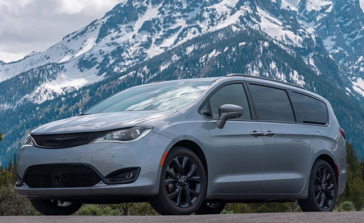 كرايسلر تقدم باقة Red S Appearance الجديدة في باسيفيكا الميني فان و300 السيدان