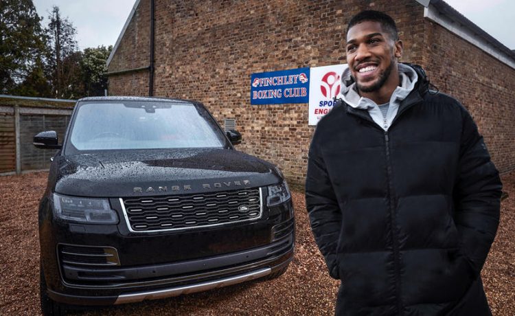الملاكم أنتوني جوشوا يكشف عن سيارة رانج روفر SVAutobiography وحيدة من نوعها