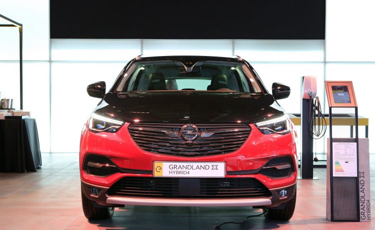 أوبل جراند لاند X هايبرد 4 تأتي بقوة 300 حصان في فرانكفورت