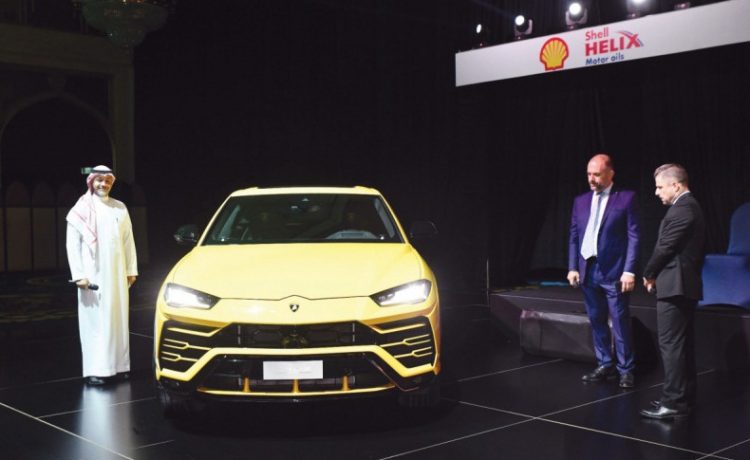 تقديم جائزة أفضل سيارة متعددة استخدامات فاخرة الي لامبورغيني أوروس في السعودية