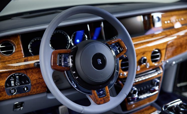 رولزرويس فانتوم مميزة تحمل لمسات فاخرة من خشب الكوا النادر
