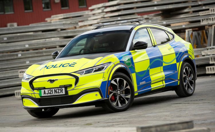 الشرطة البريطانية ستستخدم قريباً سيارات فورد موستانج MachE كهربائية