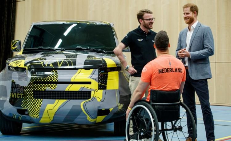 الأمير هاري يشاهد لاندروفر ديفندر قبل الكشف عنها