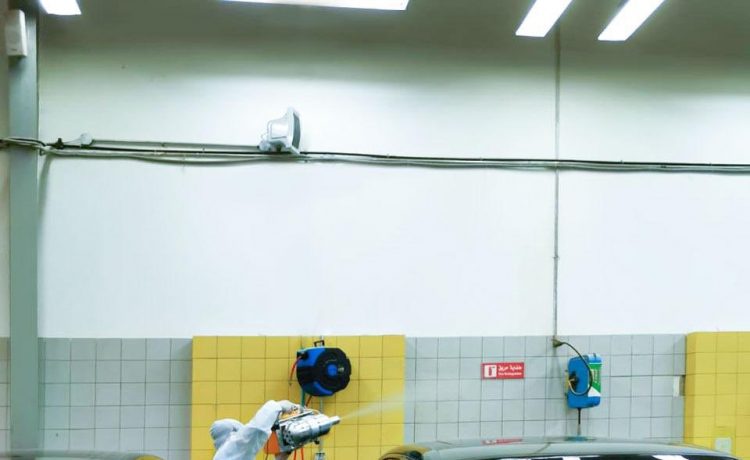 وكيل بنتلي يقوم بتطهير السيارات الفاخرة من كورونا في السعودية