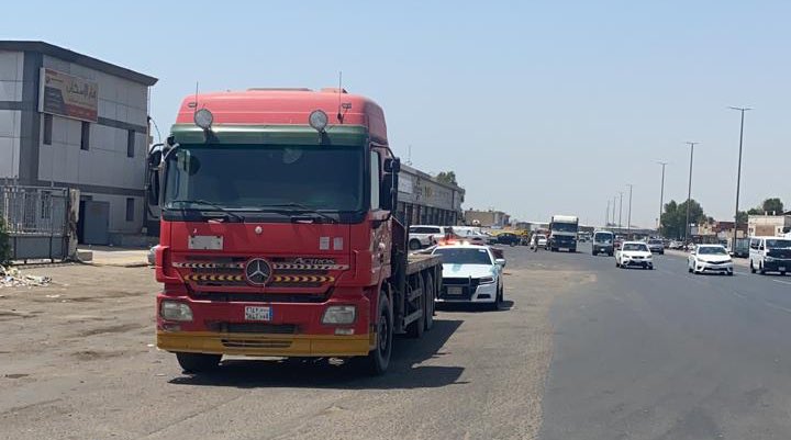 المرور يعلن ضبط سائق شاحنة بحاوية غير مثبتة بأمان ويعلن ارشادات مرورية أخرى