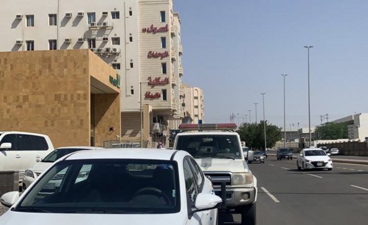 المرور السعودي يضبط سائقي 5 مركبات للتجاوز من كتف الطريق