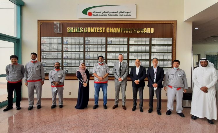 زيارة وفد من نيسان للمعهد العالي السعودي للسيارات
