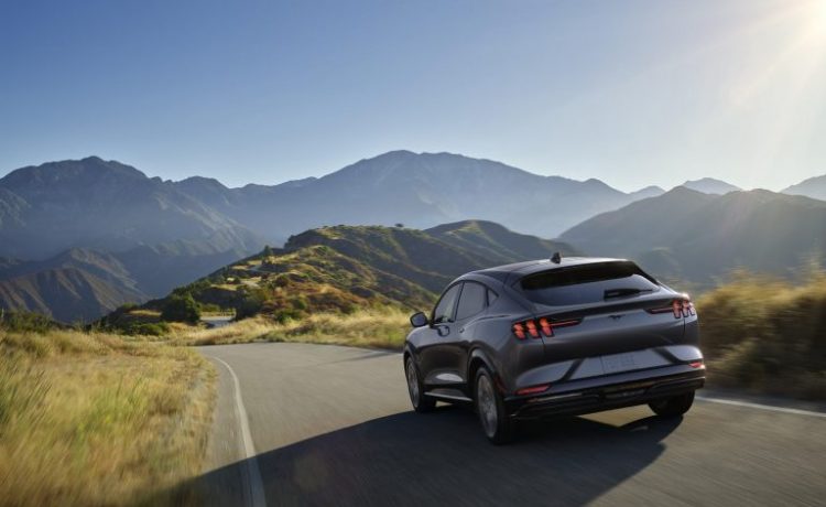 فورد موستانج MachE الدفع الكلي . . النسخة الأكثر شعبية