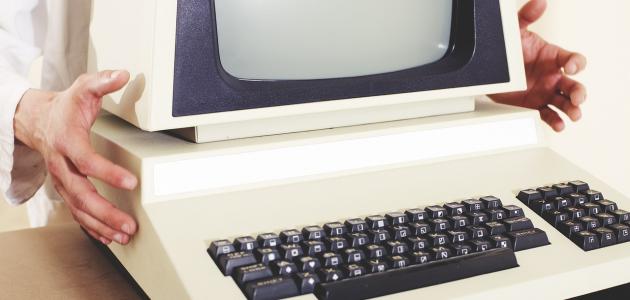 ما اسم مخترع الحاسوب