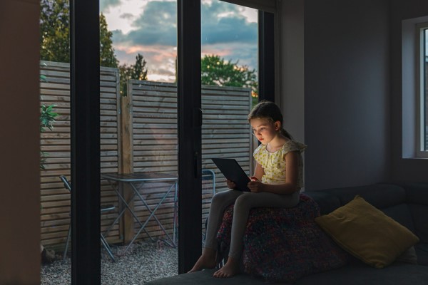 طفلة تكشف عددًا من تطبيقات الاحتيال!