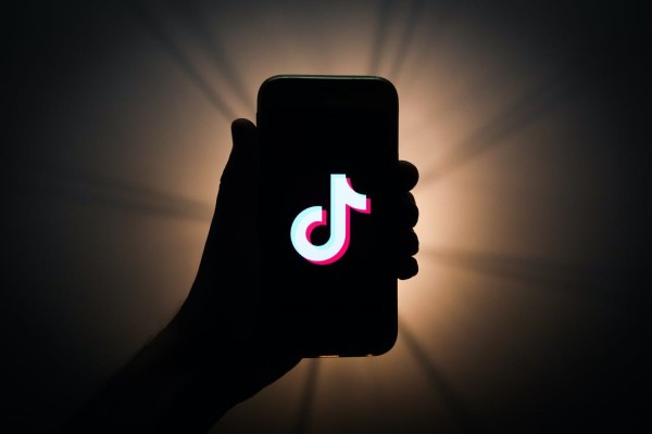 إضافة ملصقات التبرع إلى مقاطع الفيديو في TikTok