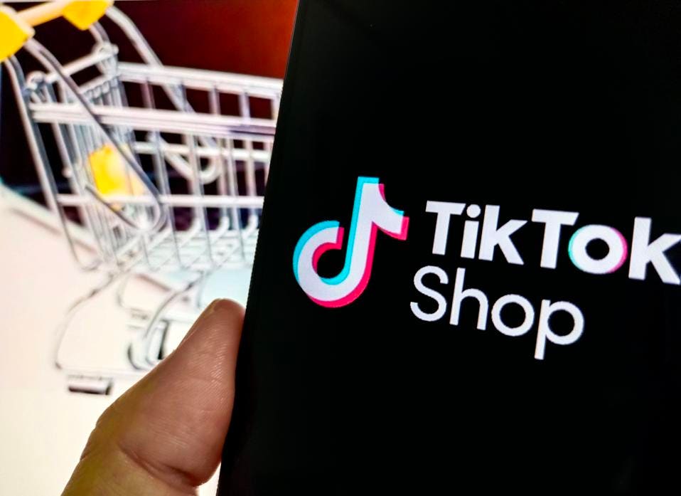 تحذير: محتالون يستخدمون الذكاء الاصطناعي لتقليد بائعي TikTok Shop بهدف سرقة أموالك ونشر برامج خبيثة