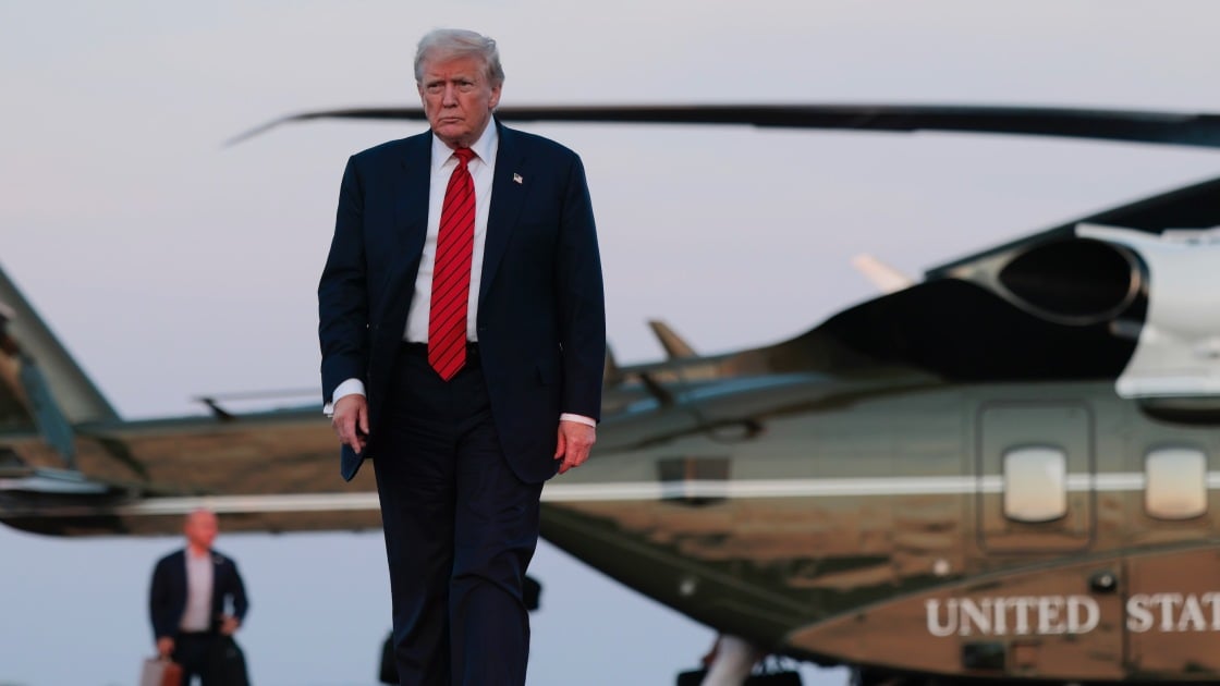 في تصعيد جديد ترامب يلمّح إلى رسوم جمركية قد تصل إلى 300% على الرقائق الإلكترونية