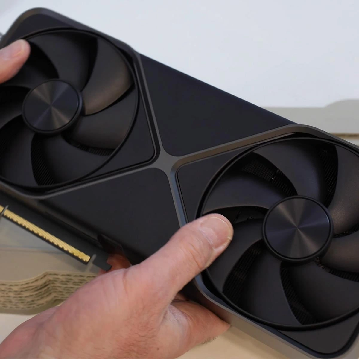 إنفيديا تُعد بطاقة رسوميات تفوق RTX 5090؟ شائعات عن Ti أو Titan