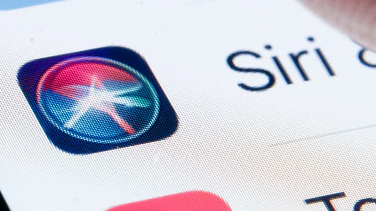 شركة Apple تنهي حصرية OpenAI وتجلب نماذج Claude وGemini إلى المساعد Siri في نظام iOS 27