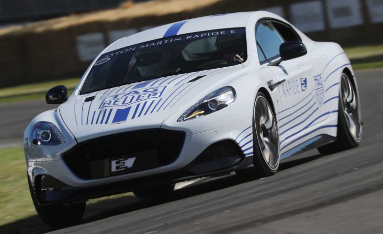 فيديو : أستون مارتن رابيد E تتسلق تلال جودوود للسرعة 2019