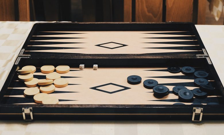 قصة اختراع طاولة الزهر