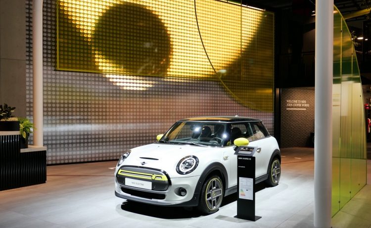 ميني كوبر SE الكهربائية الجديدة تظهر وجهها تحت أضواء فرانكفورت