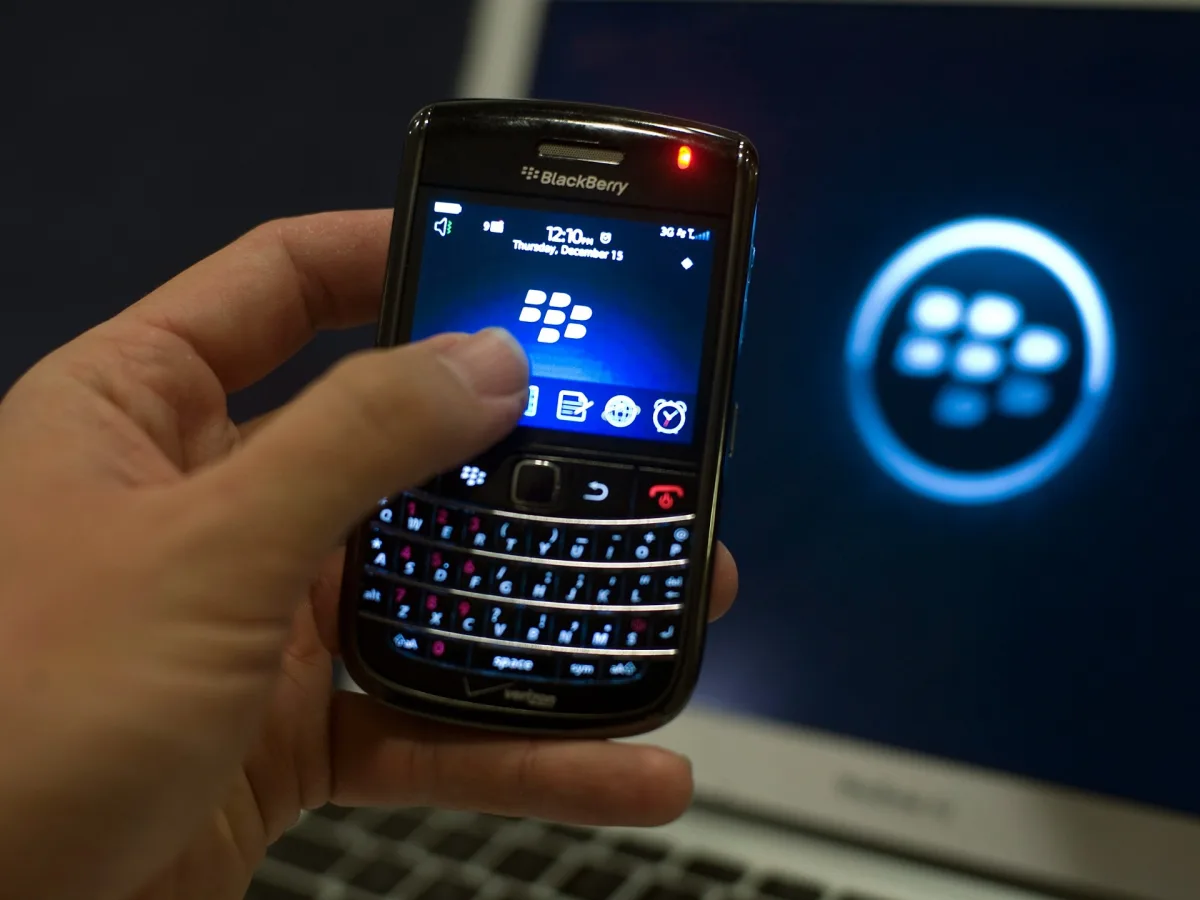 عودة صامتة: كيف أصبح نظام QNX من BlackBerry العقل المدبر لـ 275 مليون سيارة ذكية؟