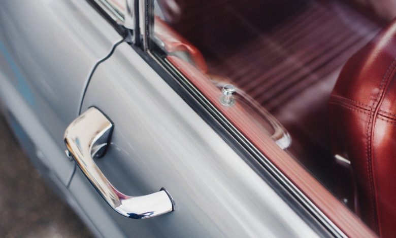 طريقة فتح باب السيارة في حال كان المفتاح بداخلها