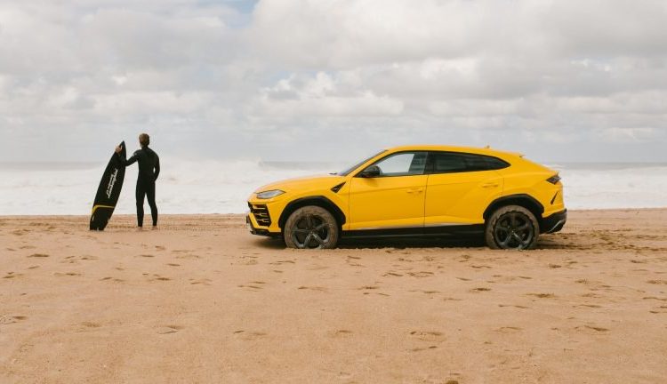 فيديو : لامبورجيني أوروس تهاجم الكثبان الرملية بشكل جريء