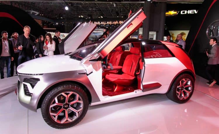 كيا هابانيرو التجريبية تظهر كسيارة كروس أوفر كهربائية ملونة