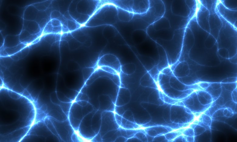 الفرق بين المجالات الكهربائية المنتظمة والمتغيرة
