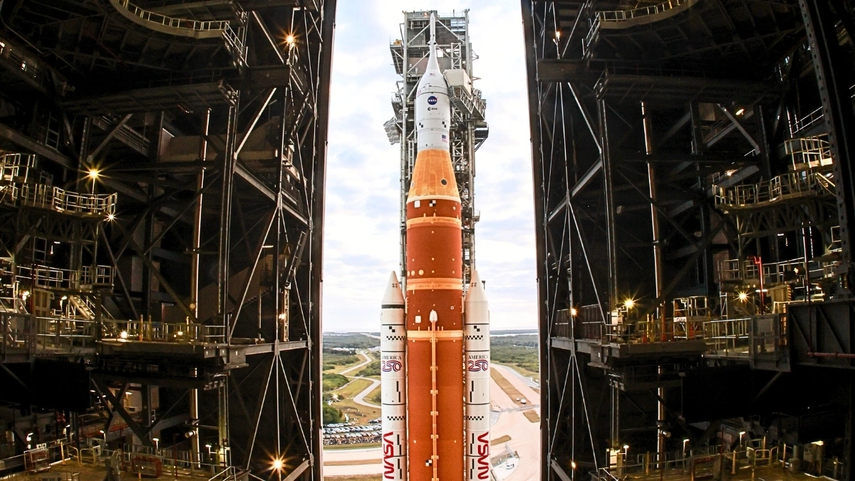 وكالة NASA تستأنف اختبار الوقود الحاسم لصاروخ SLS بعد تسربات هيدروجين خطيرة