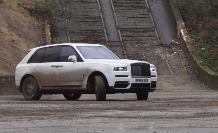 فيديو : رولزرويس كولينان تمارس الدريفت !!