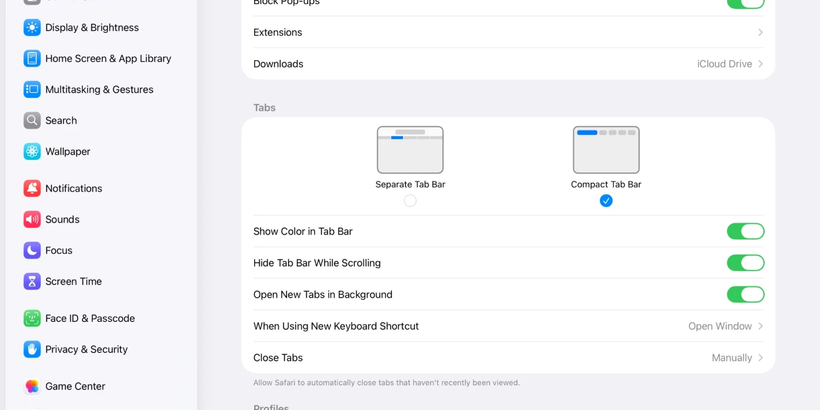 عودة شريط علامات التبويب المدمج في Safari: كيفية تفعيله في نظام macOS 26.4