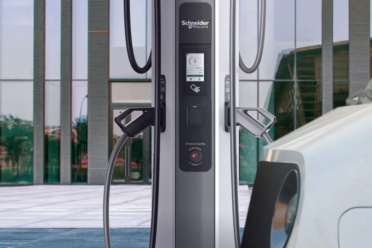 شركة Schneider Electric تطلق شاحن StarCharge Fast 720 لإنهاء أزمة شحن الأساطيل التجارية