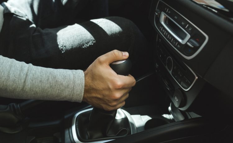 كيف تحافظ على قاعدة القير وما هي علامات تلفه؟